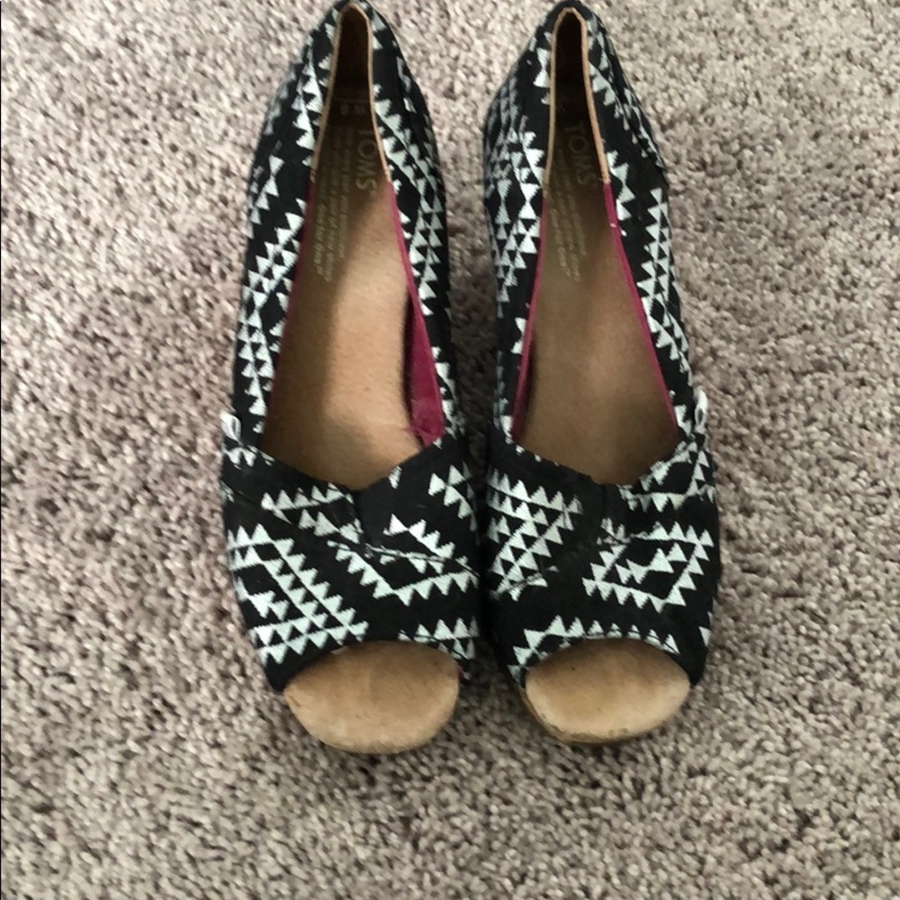 Toms wedges, Size 8, Black and Silver print